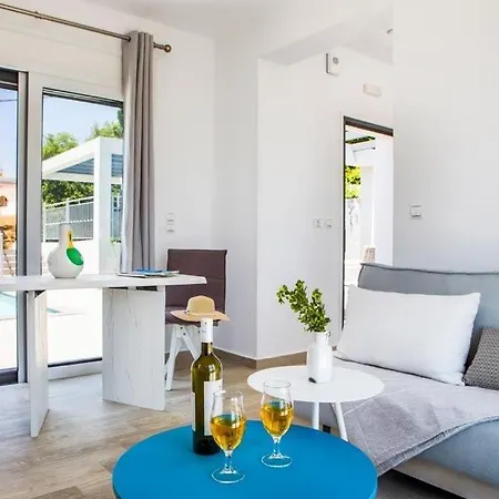 Villa Sleeps 3 Pool Air Con Wifi Mousata